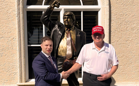 Ông Trump được tặng tượng đồng tái hiện cảnh bị ám sát hụt