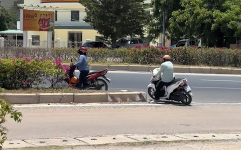 Lao vào dải phân cách vì dùng dây thừng kéo xe máy sai cách