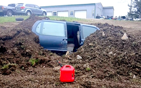 Chôn xe Nissan để làm… hầm trú ẩn tránh bão