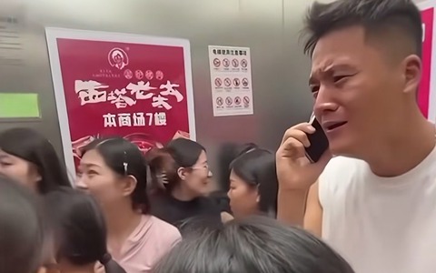 Chàng trai mếu máo trong thang máy khi bạn gái gọi điện chia tay