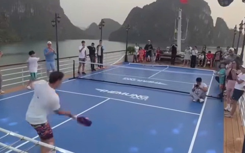 Khách lao xuống vịnh Hạ Long khi chơi pickleball trên boong tàu du lịch