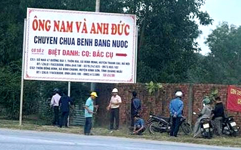 Tháo dỡ biển quảng cáo 'chữa bệnh bằng nước'