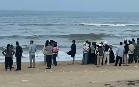 Tắm biển cùng nhóm bạn, một học sinh bị sóng cuốn mất tích