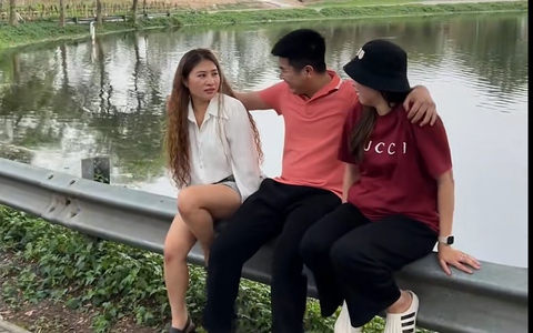 Phì cười với tình huống ngã không có trong kịch bản