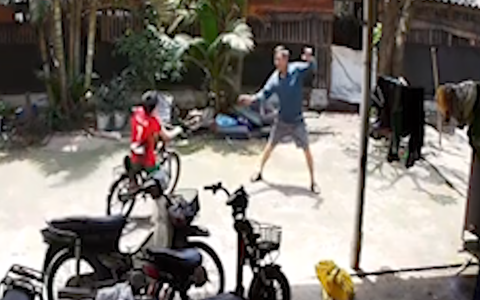 Bé trai tông vào hàng rào khi chạy thử xe đạp ông mới sửa