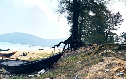 Bờ biển sạt lở tiến sát khu dân cư, người dân nơm nớp lo