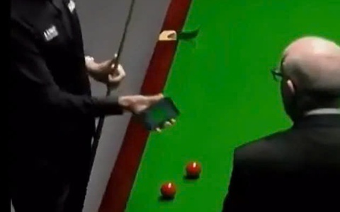Trọng tài billiard 'check VAR' bằng… điện thoại của khán giả