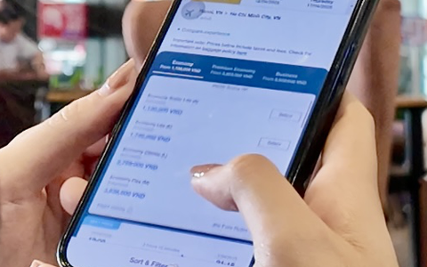Khách đi Vietnam Airlines làm thủ tục chuyến bay qua VNeID