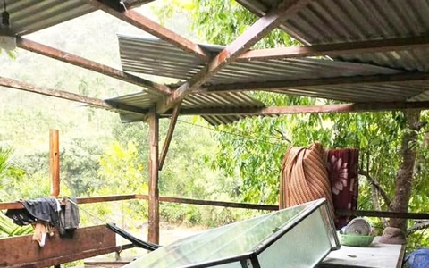 Mưa đá trút xuống miền núi Trà Leng gây hư mái nhà dân