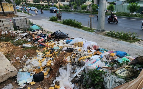 Rác đổ thành đống ở vỉa hè con đường vừa mở, gần nhà ga T3 Tân Sơn Nhất