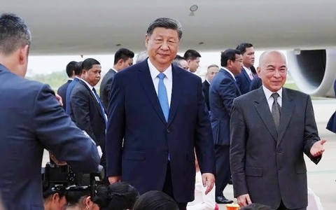 Quốc vương Campuchia và ông Hun Sen đón Chủ tịch Tập Cận Bình tại sân bay