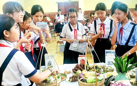 Học trò thích thú thử 'món Sài Gòn' tại hội thi Lớn lên cùng sách