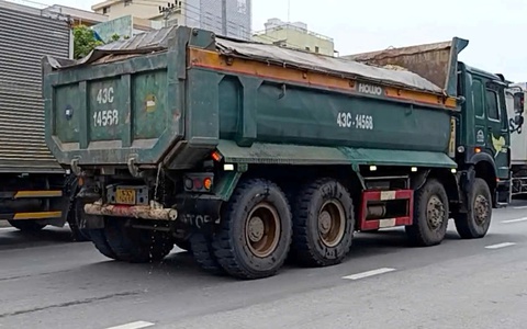 Bùn, đất nhem nhuốc trên đường phố Đà Nẵng: Cảnh sát ‘tuýt còi’ loạt xe ben chở đất