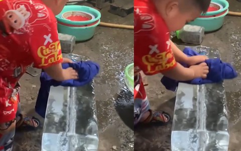 Bé trai bị cậu troll lau khô cục nước đá