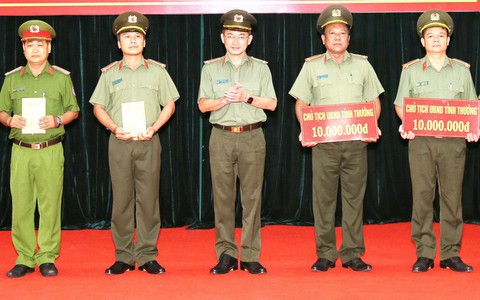Khen thưởng tập thể, cá nhân bắt nữ lừa đảo hơn 131 tỉ đồng về từ khu Tam Thái Tử