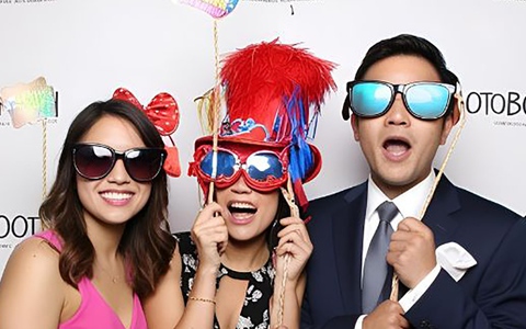 Vào photo booth chụp ảnh phản cảm rồi đăng lên mạng