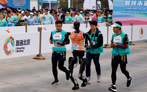 Robot hình người lần đầu thi chạy bán marathon cùng con người tại Bắc Kinh