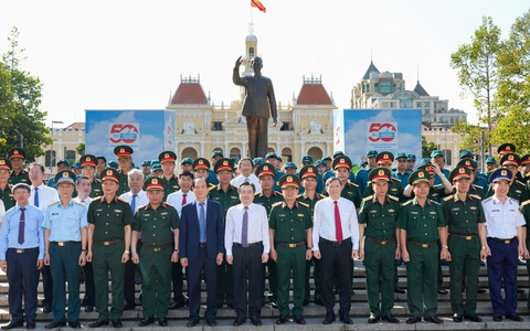 Lãnh đạo Bộ Quốc phòng, Thành ủy TP.HCM dâng hoa tưởng niệm Chủ tịch Hồ Chí Minh