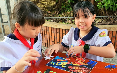 Học trò tiểu học thi truyền tin, chui hầm, vượt sông... ôn lịch sử cha ông