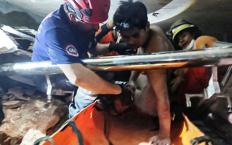 Khoảnh khắc người đàn ông được cứu sống sau 5 ngày mắc kẹt trong đống đổ nát ở Myanmar