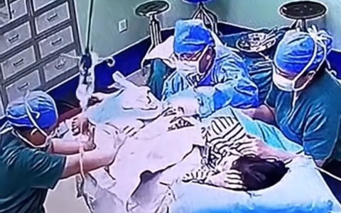 Bác sĩ phẫu thuật giữ chặt bệnh nhân trong trận động đất ở Myanmar