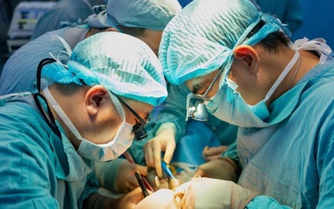 Bé gái mắc bệnh hiếm gặp, tự làm tổn thương mình, không nhận được người nhà...
