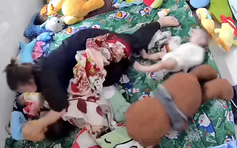 Xuất hiện video bảo mẫu liên tục đánh vào mặt bé gái, công an vào cuộc xác minh