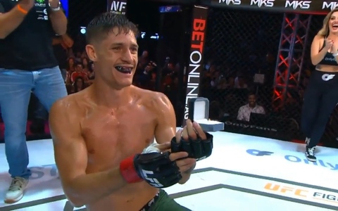 Võ sĩ cầu hôn bạn gái sau khi hạ knock out đối thủ