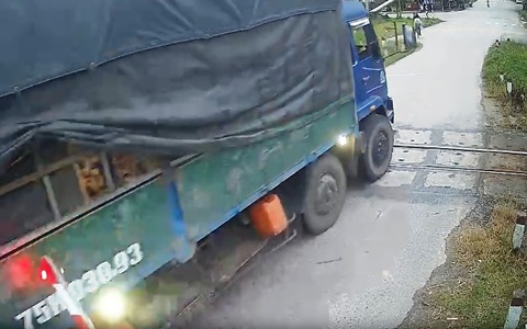 Thót tim cảnh xe tải ở Huế tông gãy gác chắn, lao qua đường sắt khi tàu hỏa đang đi tới