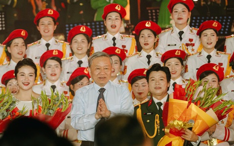Tổng Bí thư Tô Lâm dự chương trình nghệ thuật 'Đất nước trọn niềm vui' tại Hội trường Thống Nhất