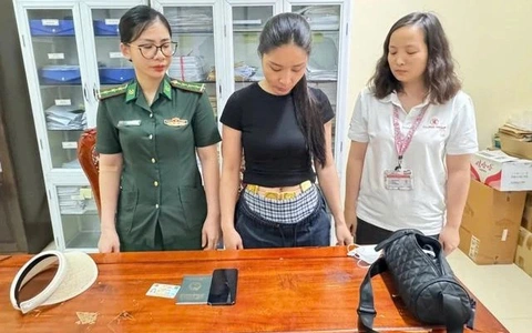 Quấn 4kg vàng quanh bụng mang qua biên giới