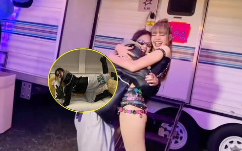 Jennie lầy lội cosplay dáng nằm kinh điển của Lisa