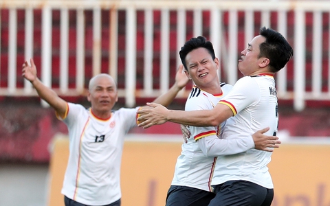 Giải bóng đá 'đặc biệt' mừng 50 năm thống nhất đất nước, 4 đội tham gia đều nhận cúp