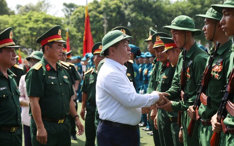 Trưởng Ban Tuyên giáo và Dân vận Trung ương thăm các khối tham gia diễu binh, diễu hành