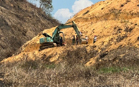 Đi trồng sầu riêng, người đàn ông trượt chân rơi xuống ta luy, bị xe múc cán chết