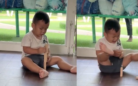 Bé trai giận dỗi vì viên gỗ không nghe lời