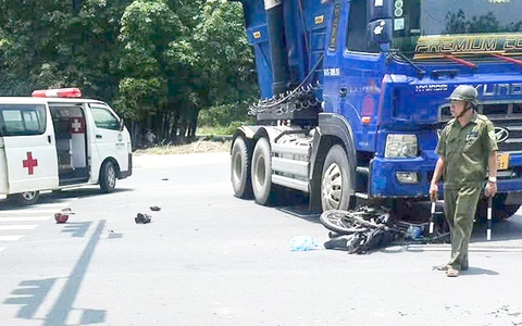 Đôi nam nữ đi xe máy nguy kịch sau khi bị xe đầu kéo húc văng