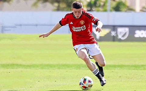 Con trai Rooney ghi siêu phẩm khiến fan Man Utd ‘phát cuồng’