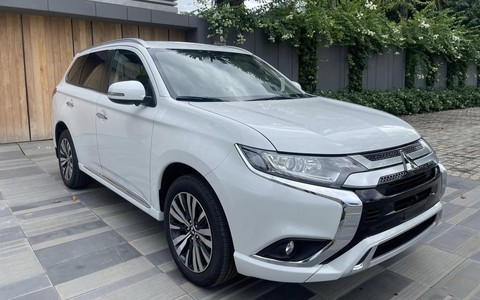 Tin tức giá xe: Mitsubishi Outlander giảm tới 95 triệu, giá thực tế thấp ngang Kia Seltos