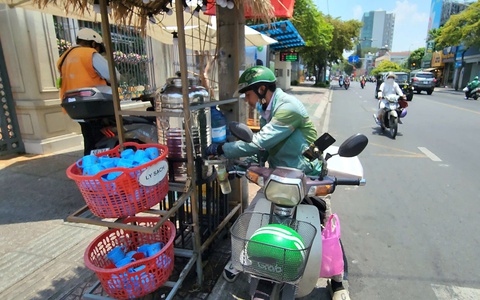 Ngày nắng nóng: Hơn 500 lít trà đá tặng shipper, người bán vé số dạo