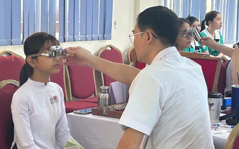 4.000 học sinh tiểu học và THCS tại Trà Vinh được khám mắt miễn phí