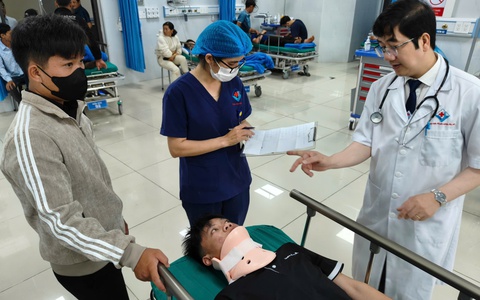 Cấp cứu khẩn các nạn nhân vụ lật xe chở học sinh tại Gia Lai