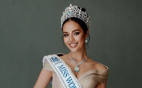 Á hậu 3 Miss Universe 2024 bị tước danh hiệu vì thi Miss World