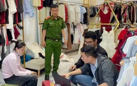Bắt chủ shop quần áo dụ dỗ các cô gái trẻ, ép đi bán dâm