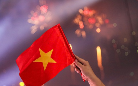 Pháo hoa rực sáng bầu trời Hà Nội mừng 50 năm thống nhất đất nước