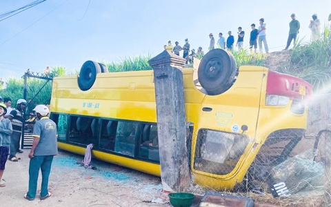 Lật xe chở học sinh lúc sáng sớm, nhiều em nhập viện ở Gia Lai