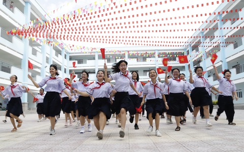 Học sinh 'choáng ngợp' với 3 trường công lập theo chuẩn quốc gia