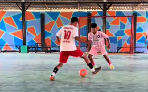 Chàng trai phô diễn kỹ năng rê bóng ảo như trong game