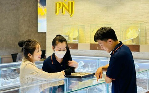 Thiếu nguồn cung lúc giá vàng tăng dựng đứng, đại gia PNJ báo lãi sụt giảm