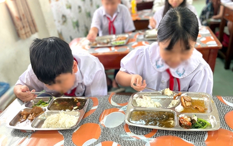 Phụ huynh lên tiếng vụ suất ăn bán trú ở Đà Nẵng bị chê ‘lèo tèo’